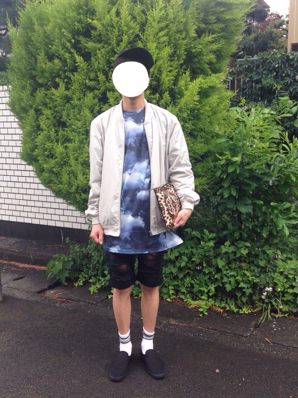 ブルー系のTシャツ/カットソー、グレー系のナイロンジャケット、ブラック系のスニーカーを着用したメンズの春コーディネートの1枚目の写真