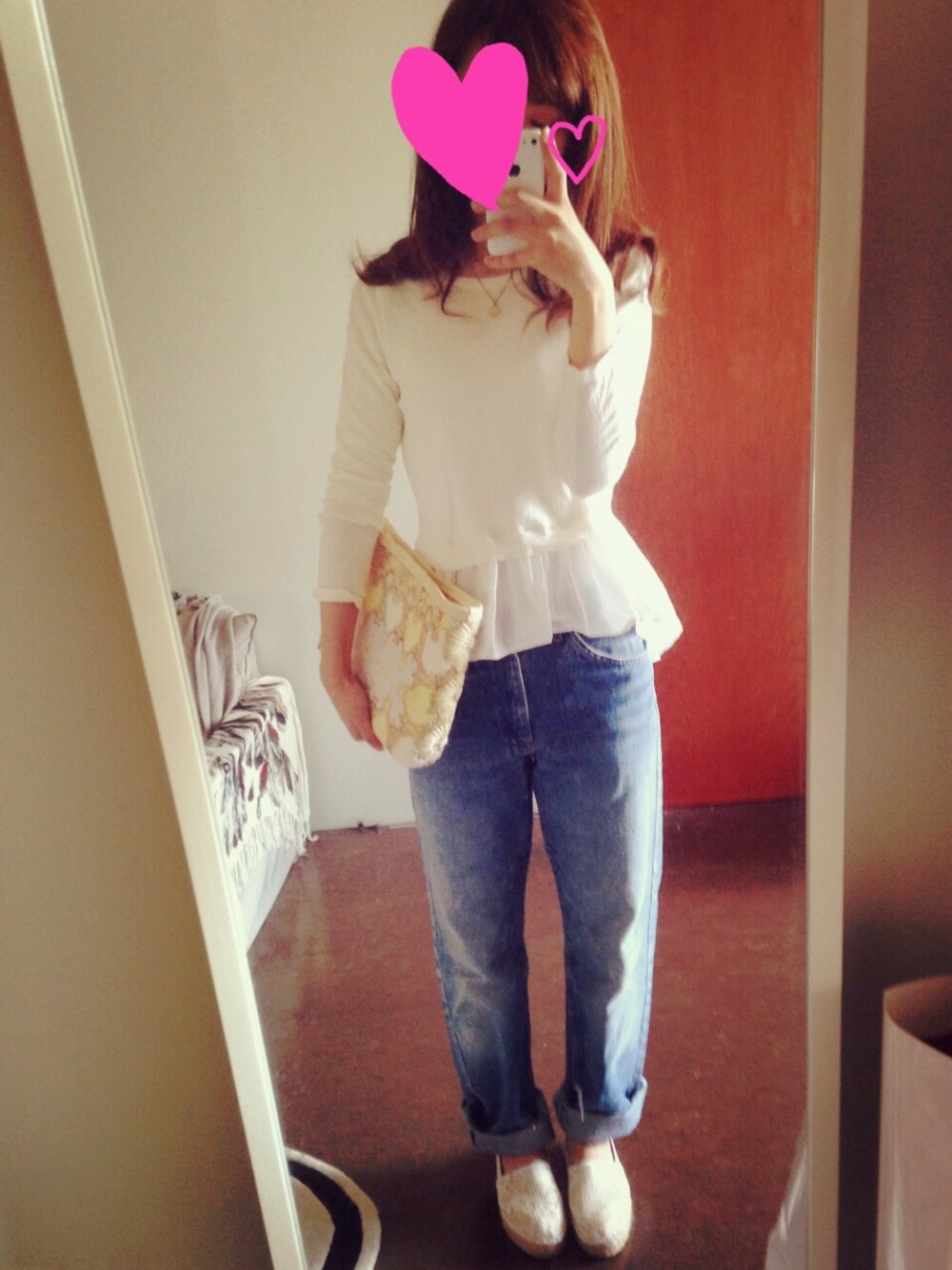 「#クラッチバック、＃デニム、#ホワイト、#エスパドリーユ」｜「ADAM ET ROPE'のアイテム（Tシャツ/カットソー、ホワイト系）」を使った、YUYUさん（レディース・157cm）の春コーディネートの1枚目の写真