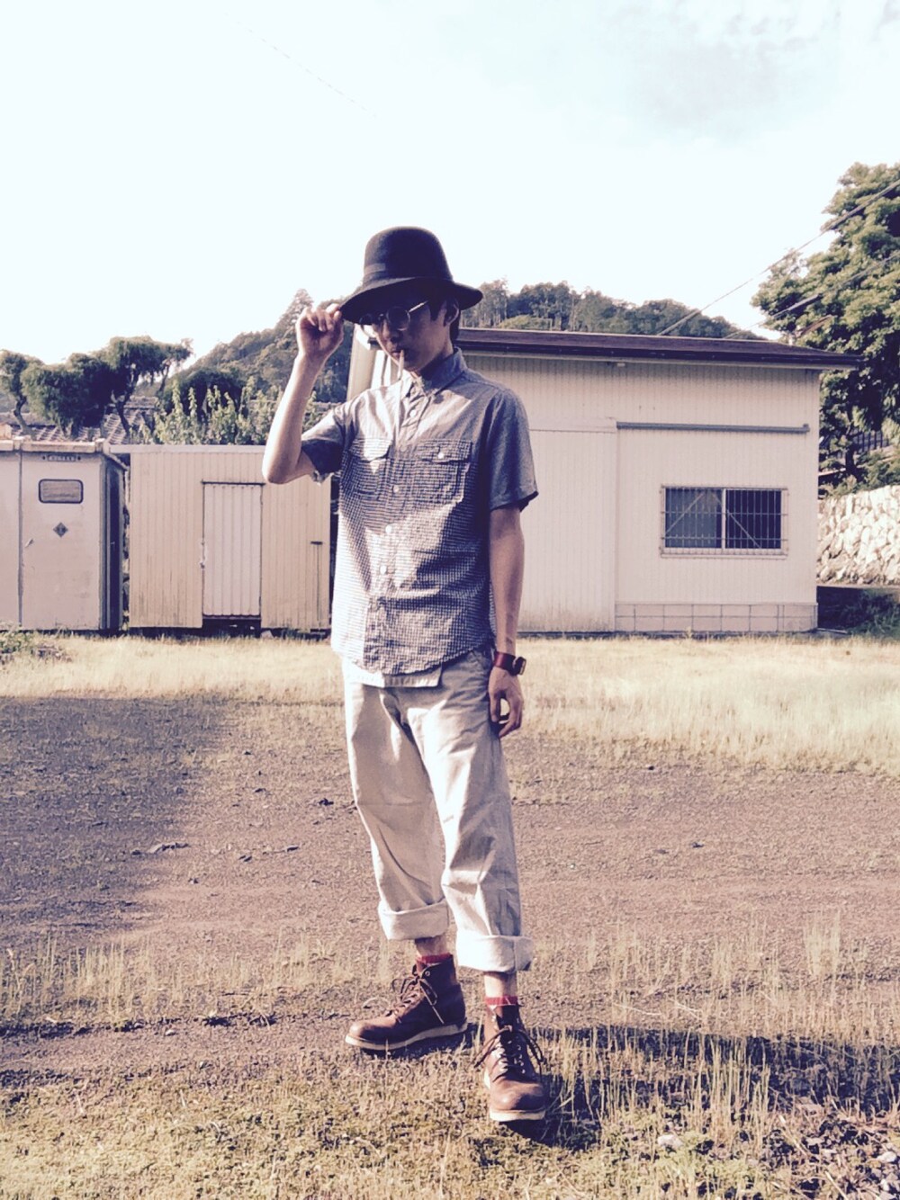 シルバー系のシャツ/ブラウス、ブラウン系のブーツ、ブラック系のハットを着用したメンズの夏コーディネートの1枚目の写真