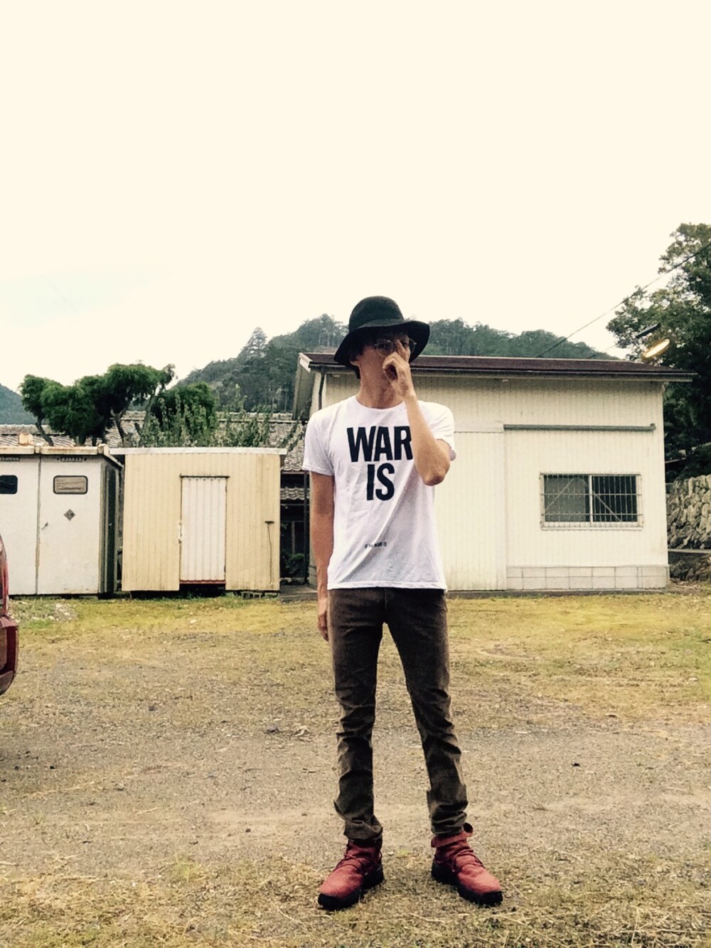 ホワイト系のTシャツ/カットソー、ブラウン系のその他パンツ、レッド系のスニーカーを着用したメンズの夏コーディネートの1枚目の写真