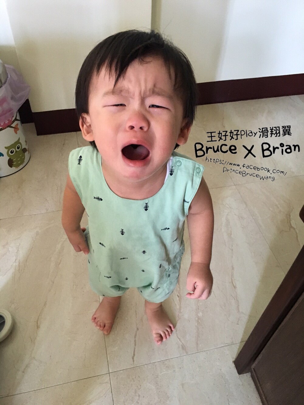 グリーン系のスタイ/よだれかけを着用したキッズの秋コーディネートの1枚目の写真