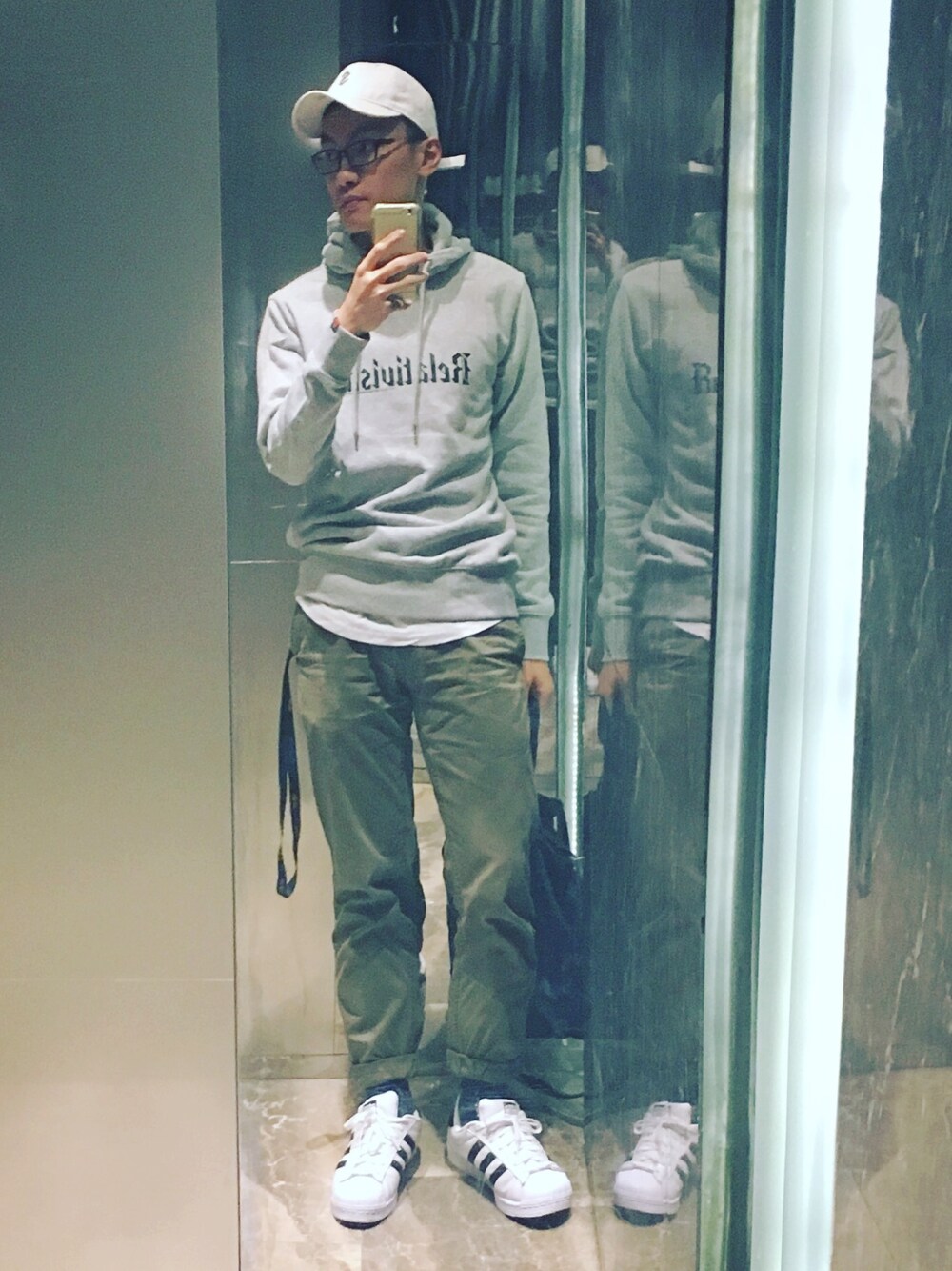 「Lift、电梯、秋冬、广州、休闲穿搭、シンプル」｜「SPLITMANのアイテム（パーカー、グレー系）」を使った、Gasing Wongさん（メンズ・171cm）の秋コーディネートの1枚目の写真