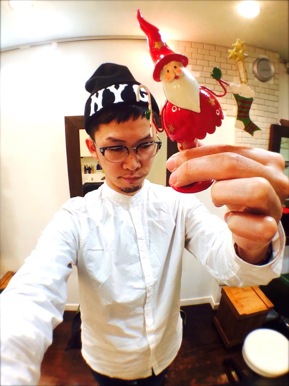 ホワイト系のシャツ/ブラウス、ブラック系のニットキャップ/ビーニー、シルバー系のメガネを着用したメンズの冬コーディネートの1枚目の写真