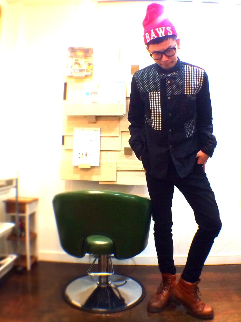 ブラック系のシャツ/ブラウス、ブラック系のその他パンツ、ブラウン系のブーツを着用したメンズの冬コーディネートの1枚目の写真