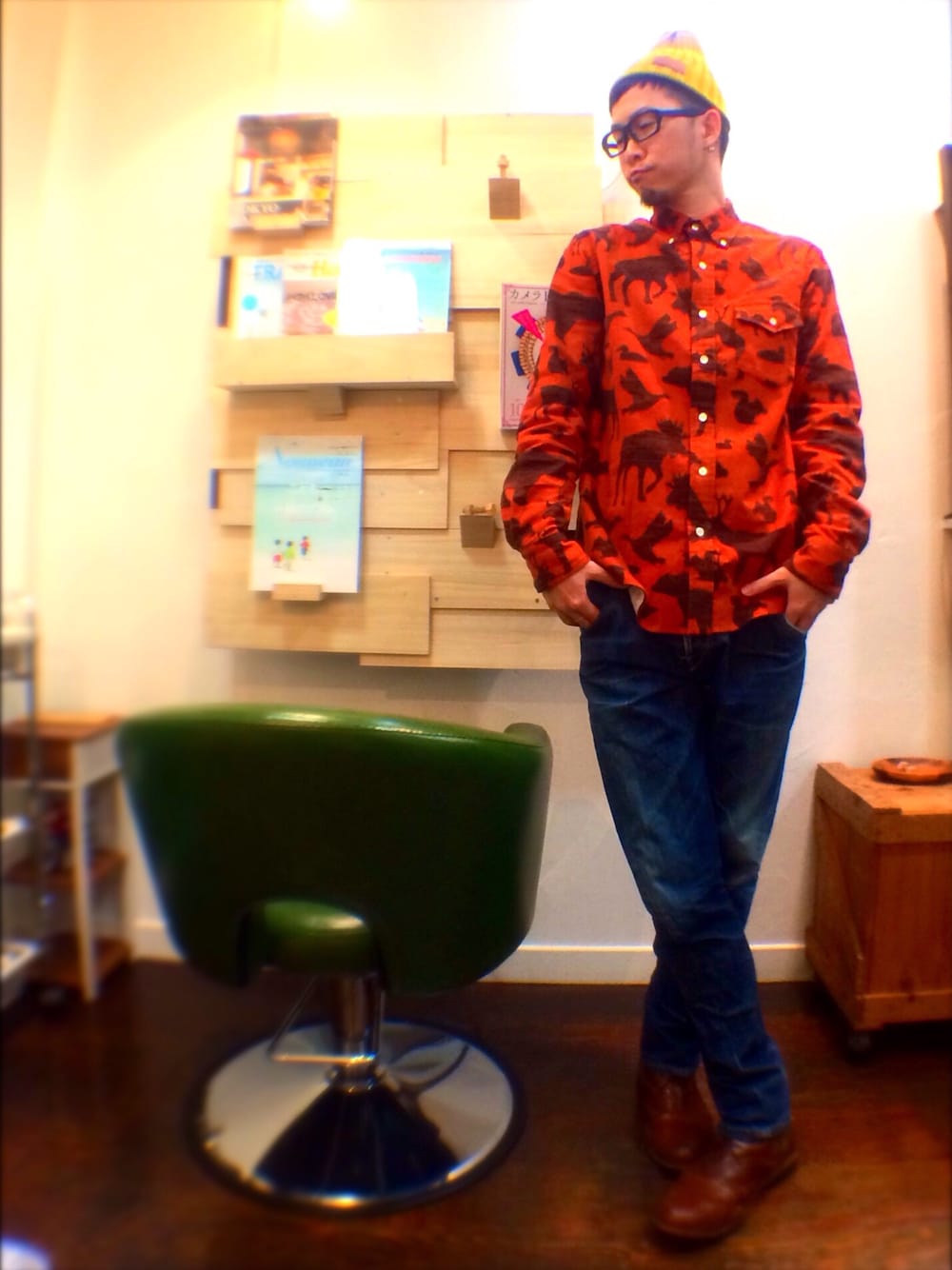 オレンジ系のシャツ/ブラウス、ブルー系のデニムパンツ、ブラウン系のブーツを着用したメンズの冬コーディネートの1枚目の写真