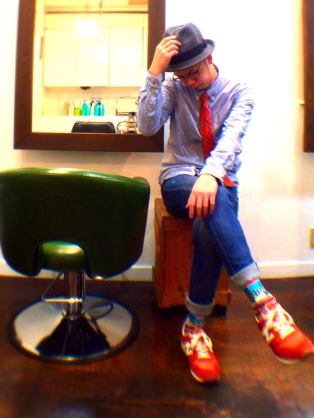 ブルー系のシャツ/ブラウス、ブルー系のデニムパンツ、その他のネクタイを着用したメンズの春コーディネートの1枚目の写真