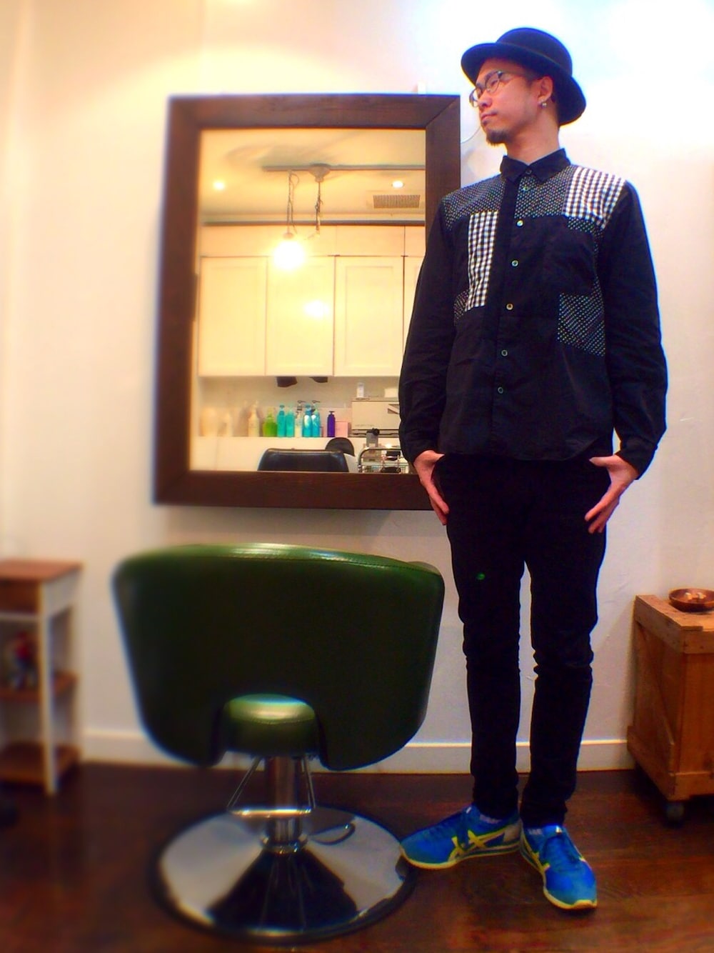 ブラック系のシャツ/ブラウス、ブラック系のデニムパンツ、ブルー系のスニーカーを着用したメンズの春コーディネートの1枚目の写真