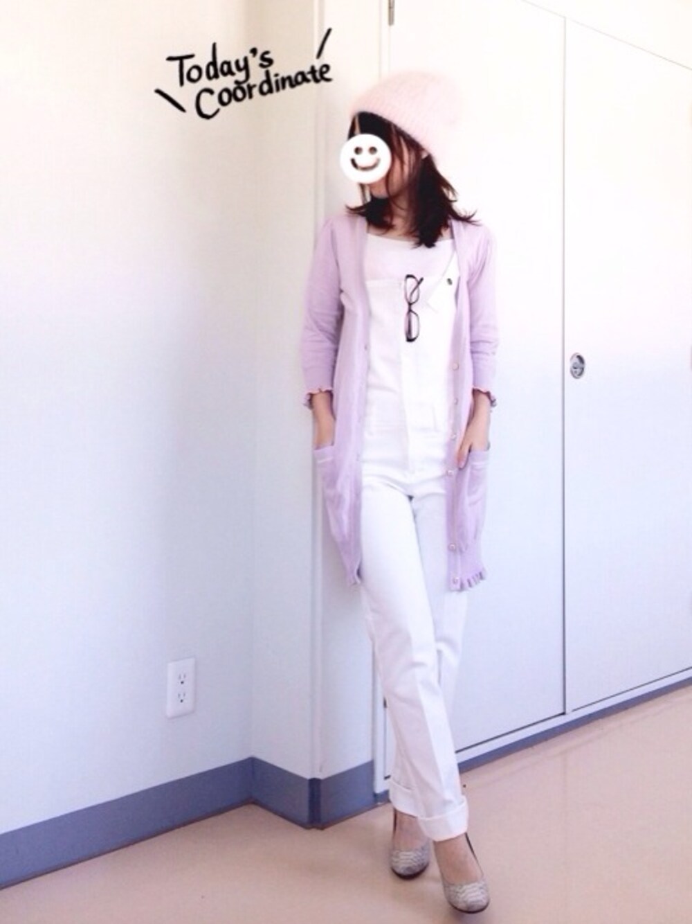 ピンク系のカーディガン/ボレロ、ベージュ系のパンプス、ホワイト系のその他パンツを着用したレディースの春コーディネートの1枚目の写真