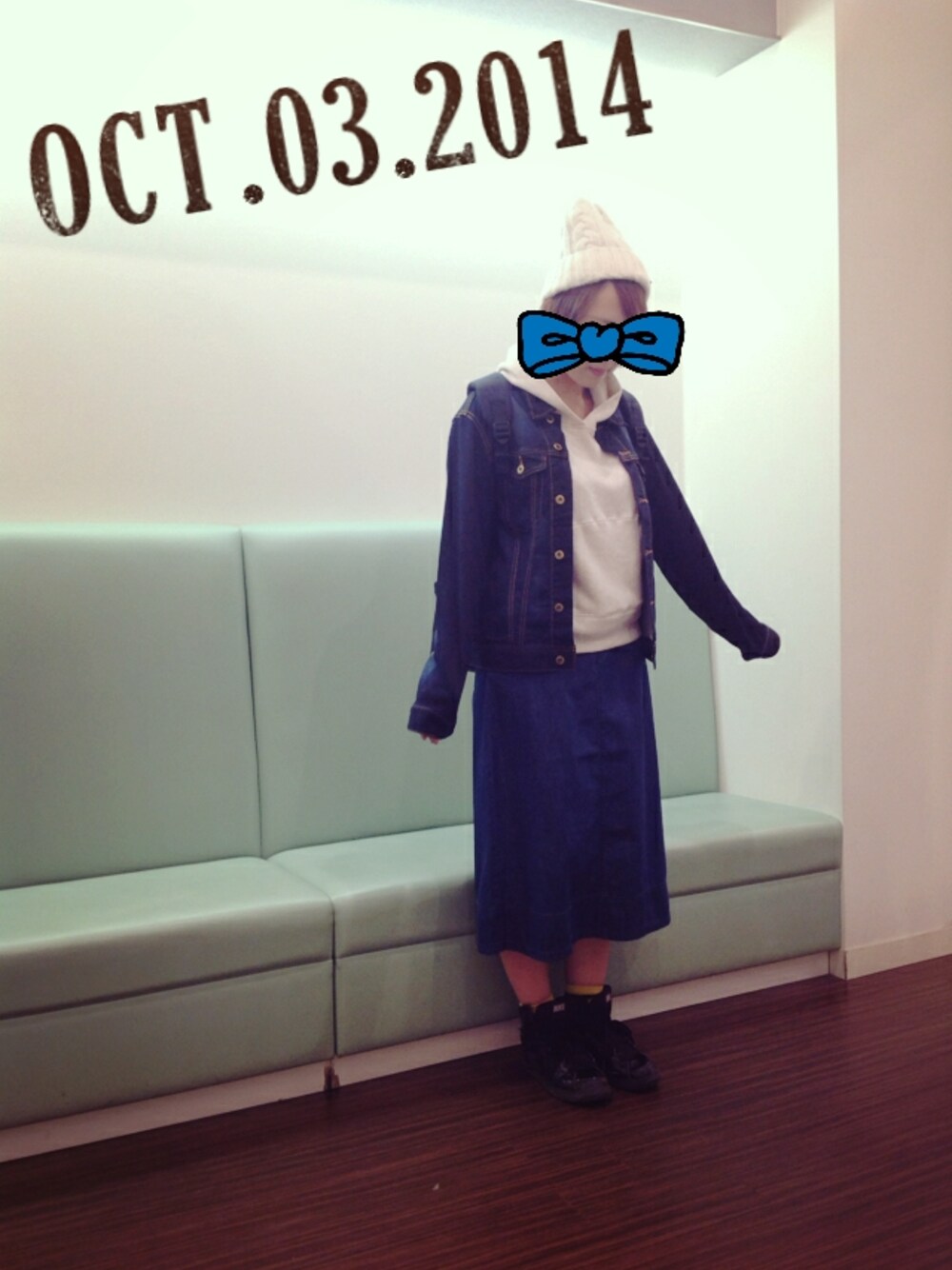 ブルー系のデニムジャケット、ベージュ系のパーカー、ブルー系のスカートを着用したレディースの秋コーディネートの1枚目の写真