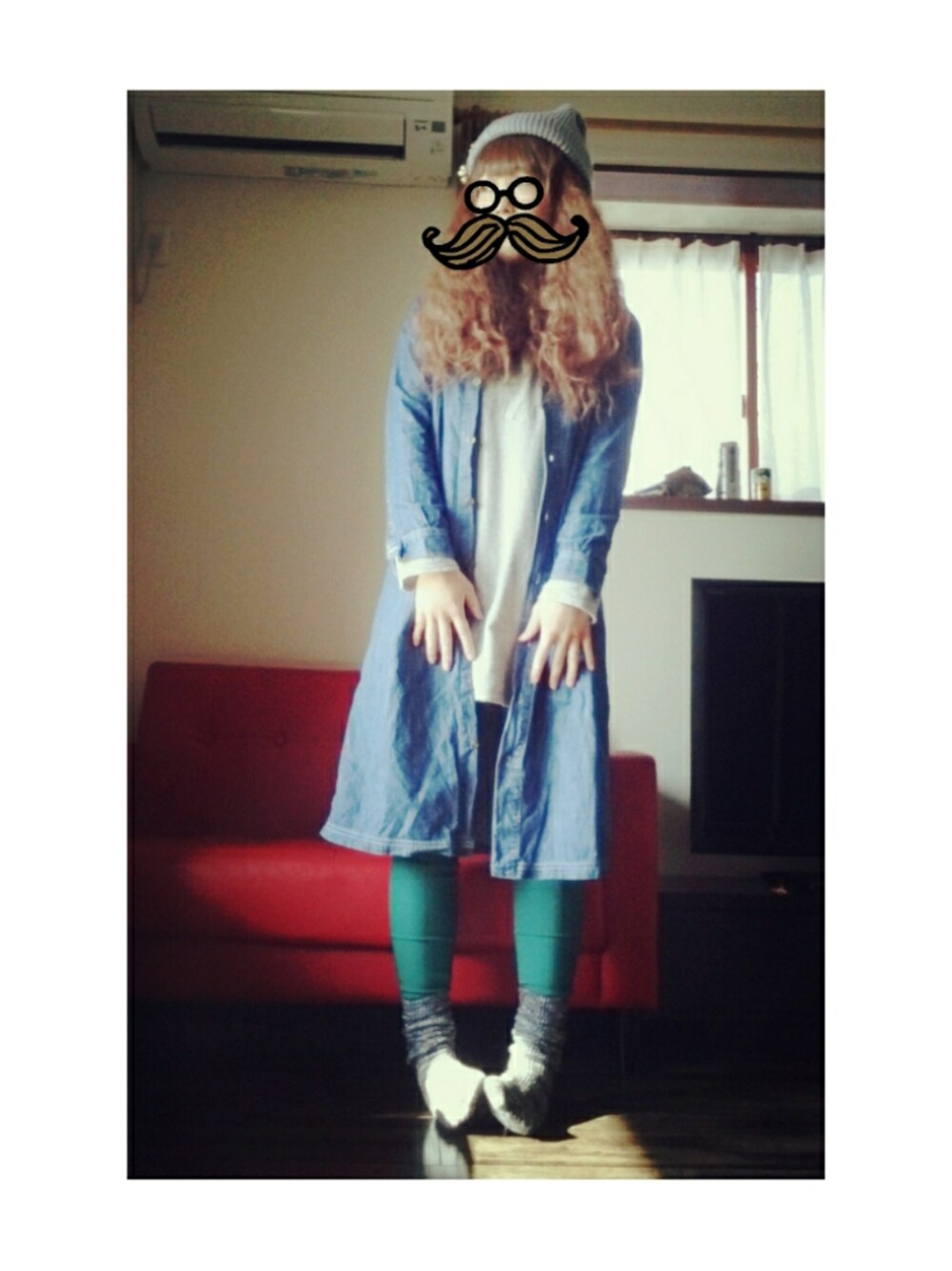「ikka、LBC、デニムワンピース、デニムシャツ、ロングシャツ、グリーン、ルーズソックス、部屋撮り、ウィッグ、ギャルじゃないですよ」｜「LBCのomコットン裏毛刺繍チュニック（チュニック、グレー系）」を使った、まるさん（レディース・165cm）の冬コーディネートの1枚目の写真