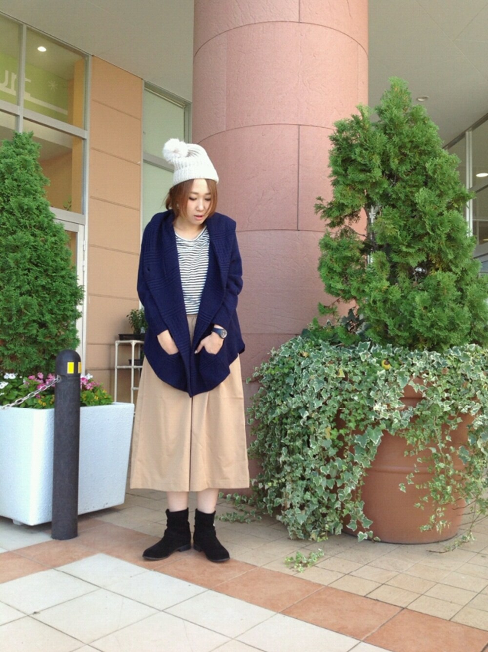 「ガウチョ、ポンチョ、ikka、エンジニアブーツ、ショートブーツ、ほっこり、ネイル、セルフネイル、ネイビー×ベージュ、ニット帽」｜「ikkaの5G幾何ラップポンチョ（ポンチョ、ブルー系）」を使った、まるさん（レディース・165cm）の秋コーディネートの1枚目の写真