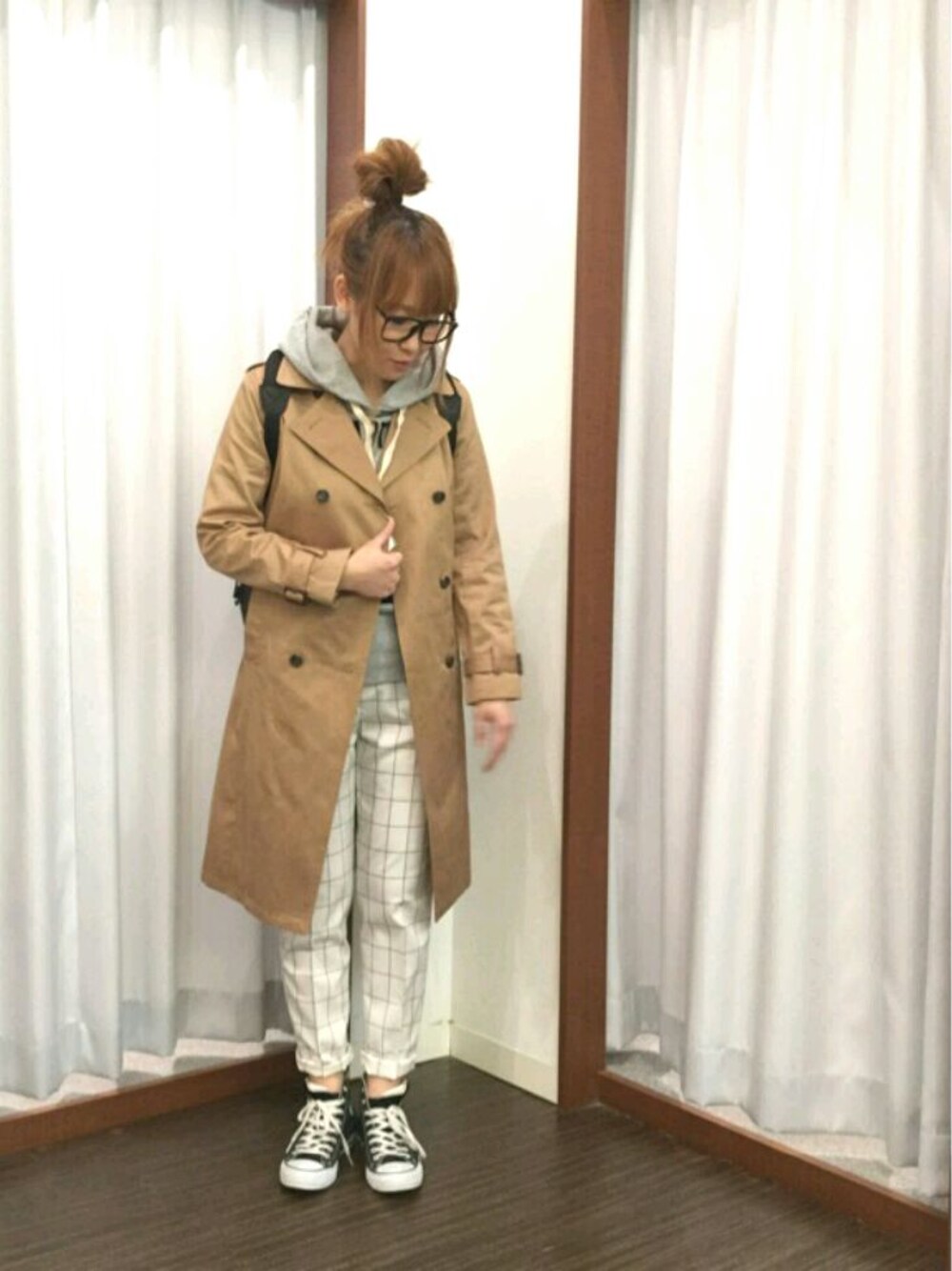 「ikka、スニーカーコーデ、カジュアル、メガネ女子、トレンチコート、グレーのパーカー、チェックパンツ、おだんごヘアー」｜「LBCのコットン40/2ツイルトレンチコート（トレンチコート、ベージュ系）」を使った、まるさん（レディース・165cm）の冬コーディネートの1枚目の写真