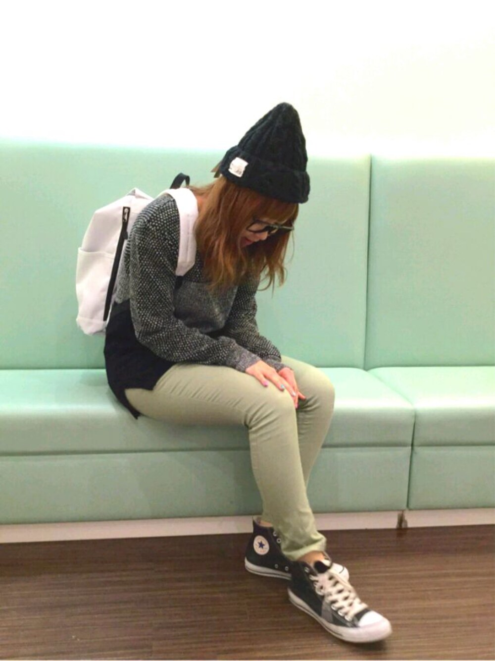 「ikka、シンプルコーデ、スニーカー、converse、ニット、カラーパンツ、スキニー、ニット帽、リュック、MEI」｜「ikkaのHAND KNITケーブルワッチ（ニットキャップ/ビーニー、ブルー系）」を使った、まるさん（レディース・165cm）の冬コーディネートの1枚目の写真