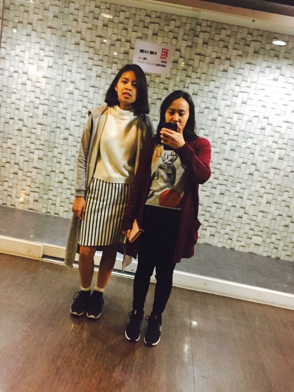 「泰國買的のアイテム（Tシャツ/カットソー、グレー系）」を使った、林路得さん（レディース・153cm）の春コーディネートの1枚目の写真