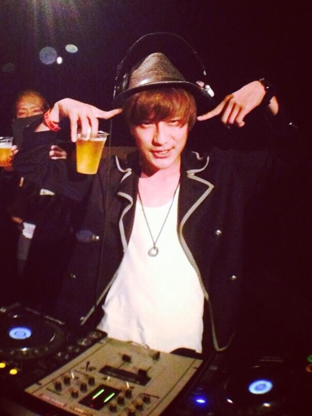 「LIVE、DJ、COMME des GARCONS、ハット」｜「CHEAP MONDAYのNarrow Dark Clean Wash（デニムパンツ、ブルー系）」を使った、Kimihiko HM Satoさん（メンズ・178cm）の夏コーディネートの1枚目の写真