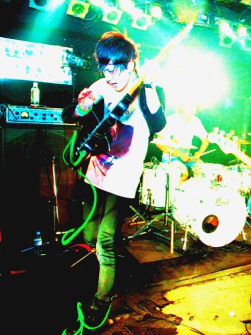 「LIVE、ダークナイト、バットマン、ジョーカー、ギター、スキニー、emo、パンク、ヘアバンド、ロック」｜「no brandのアイテム（ヘアゴム、ブラック系）」を使った、Kimihiko HM Satoさん（メンズ・178cm）の夏コーディネートの1枚目の写真