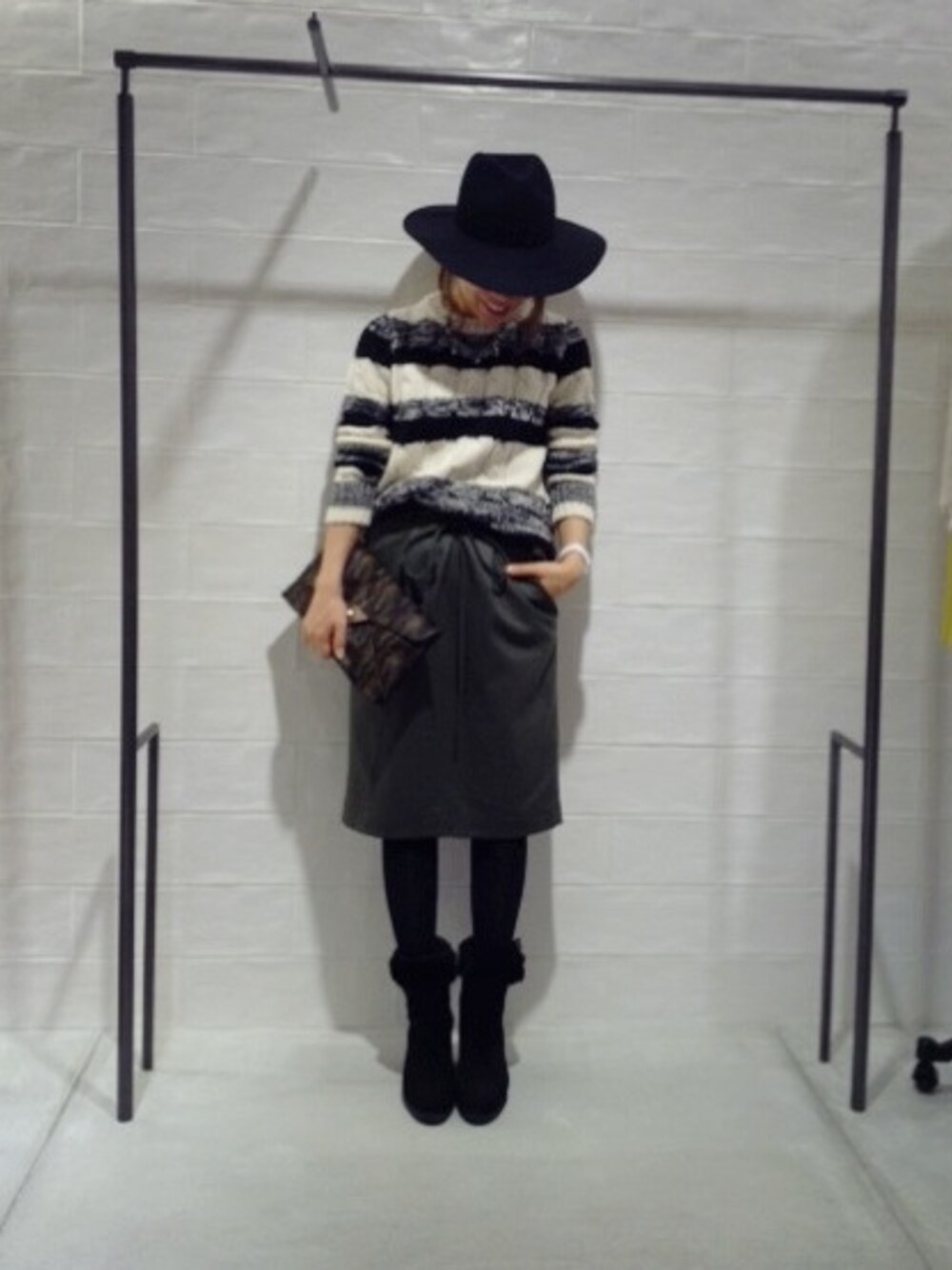 「コクーンスカート、ボーダーニット、ツバ広ハット、クラッチバッグ、ムートンブーツ」｜「DRESSLAVEのwool high count pencil skirt（スカート、グリーン系）」を使った、megさん（レディース・155cm）の秋コーディネートの1枚目の写真