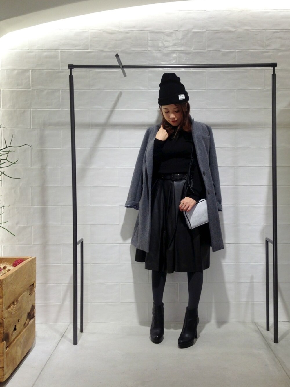 「黒タートルネック、チェスターコート、モノトーン、ニット帽」｜「DRESSLAVEのアイテム（スカート、ブラック系）」を使った、megさん（レディース・155cm）の冬コーディネートの1枚目の写真