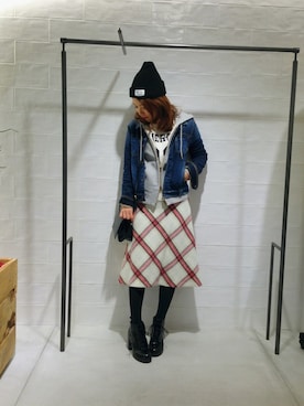 「ロゴニット」｜「アイテム（デニムジャケット）」を使った、megさん（レディース・155cm）の冬コーディネート