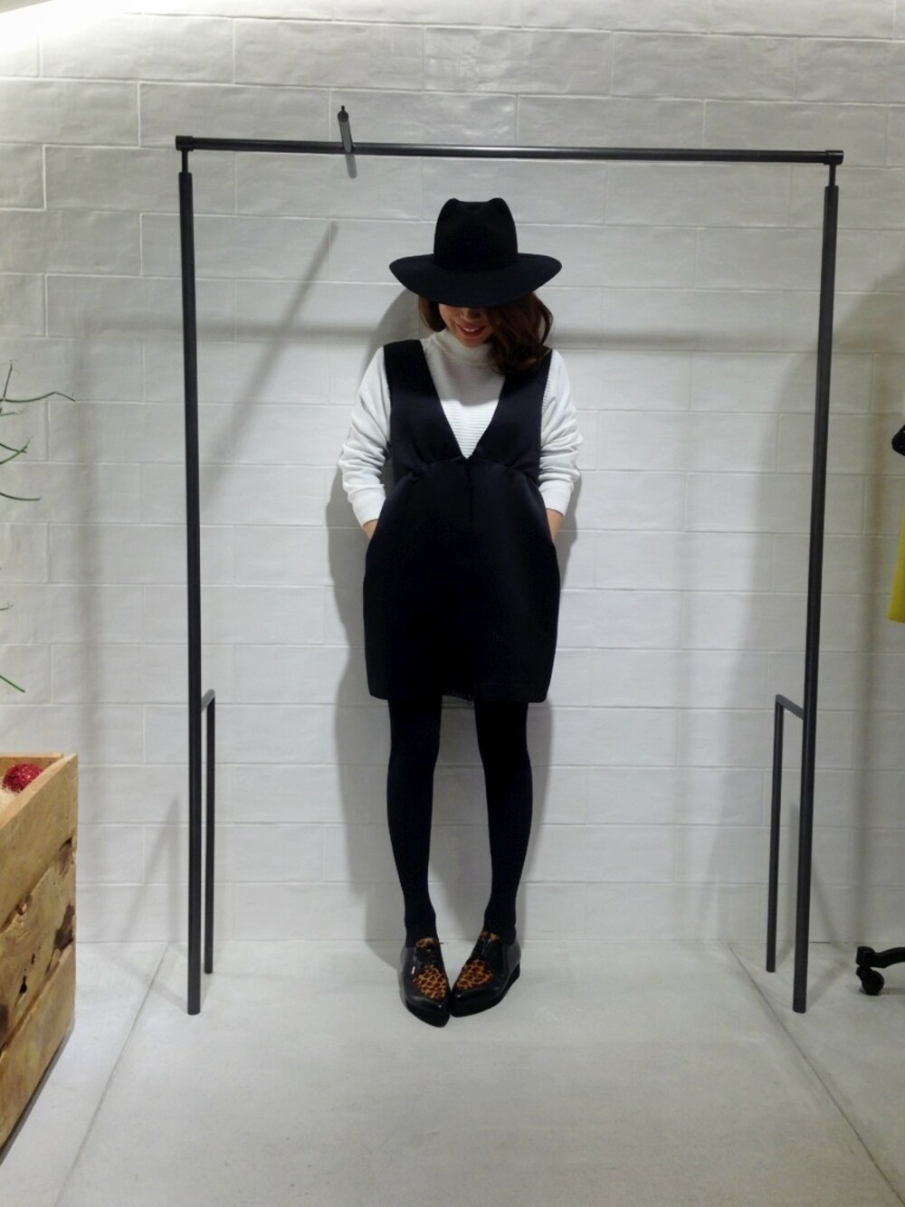 ブラック系のワンピース、ホワイト系のニット/セーター、その他のその他シューズを着用したレディースの冬コーディネートの1枚目の写真