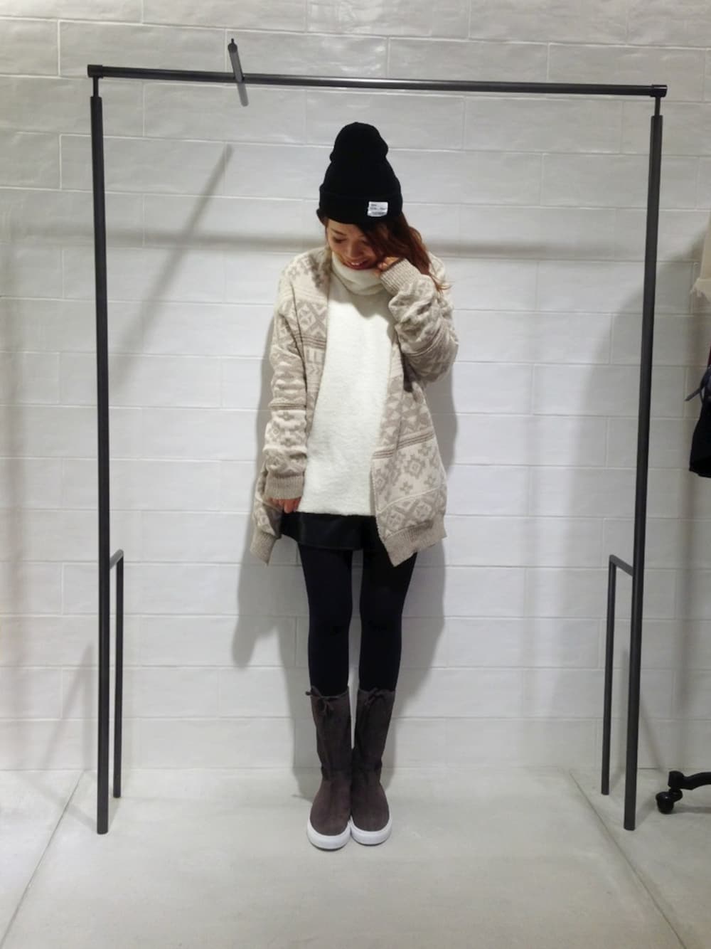 ホワイト系のニット/セーター、ブラック系のその他パンツ、ブラウン系のブーツを着用したレディースの冬コーディネートの1枚目の写真