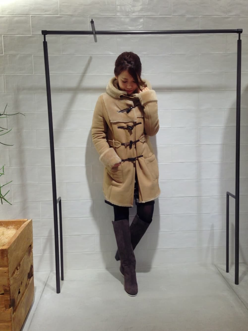 ベージュ系のムートンコート、ブラック系のその他パンツ、ブラウン系のブーツを着用したレディースの冬コーディネートの1枚目の写真