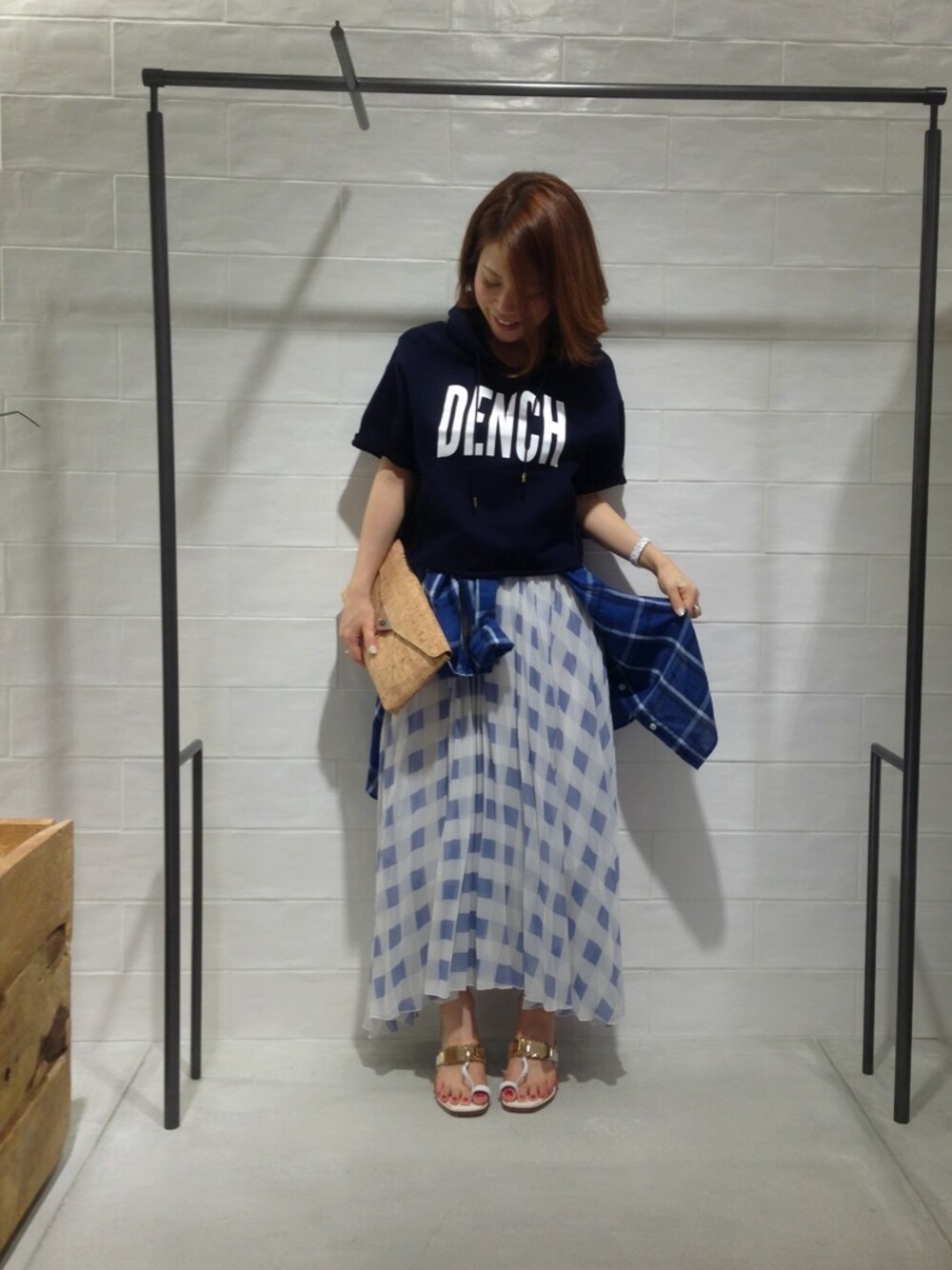 ブルー系のスカート、ブルー系のシャツ/ブラウス、ブルー系のスウェットを着用したレディースの冬コーディネートの1枚目の写真