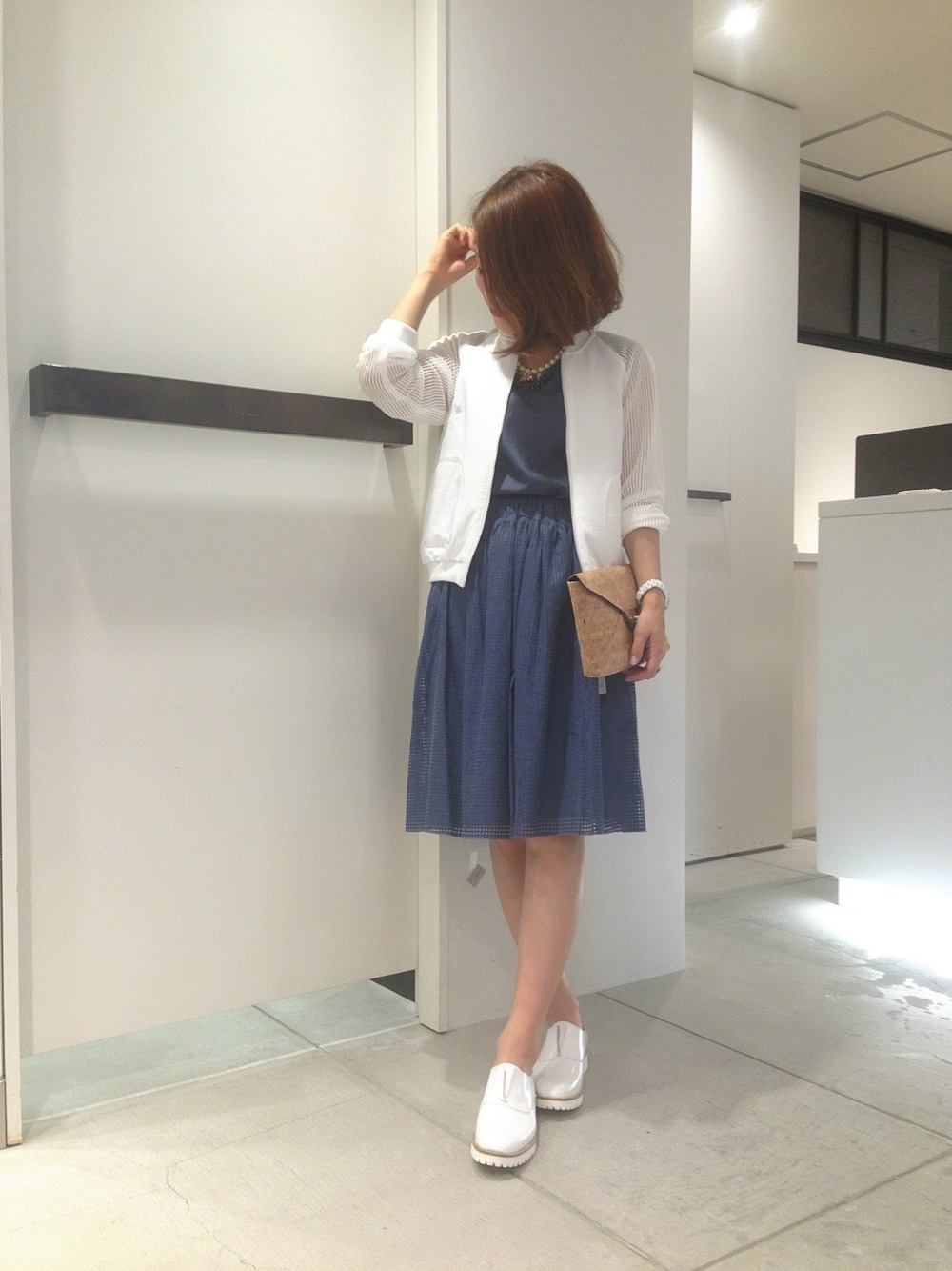 ブルー系のスカート、ブルー系のシャツ/ブラウス、ホワイト系のブルゾンを着用したレディースの春コーディネートの1枚目の写真