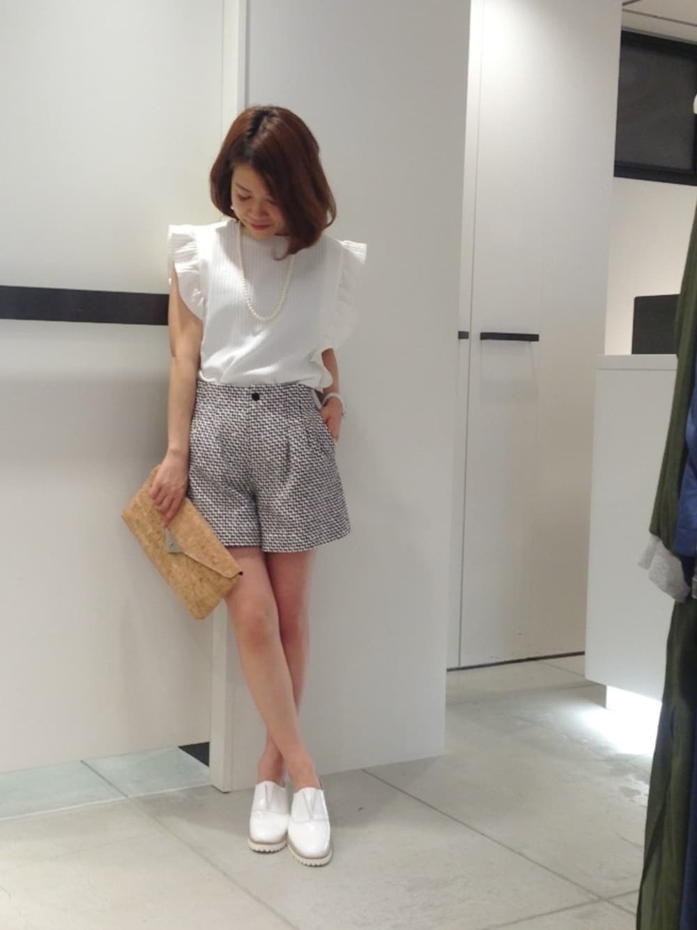 ブラック系のその他パンツ、ホワイト系のシャツ/ブラウス、ホワイト系のドレスシューズを着用したレディースの春コーディネートの1枚目の写真