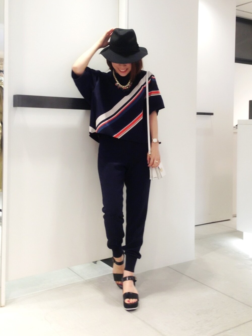 「 ハット、モード、ポシェット、パールネックレス、FABIO RUSCONI 」｜「DRESSLAVEのアイテム（Tシャツ/カットソー、ブラック系）」を使った、megさん（レディース・155cm）の春コーディネートの1枚目の写真