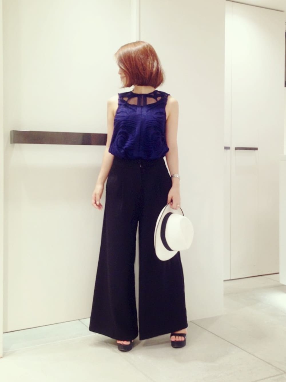 ブルー系のタンクトップ、ブラック系のその他パンツを着用したレディースの夏コーディネートの1枚目の写真