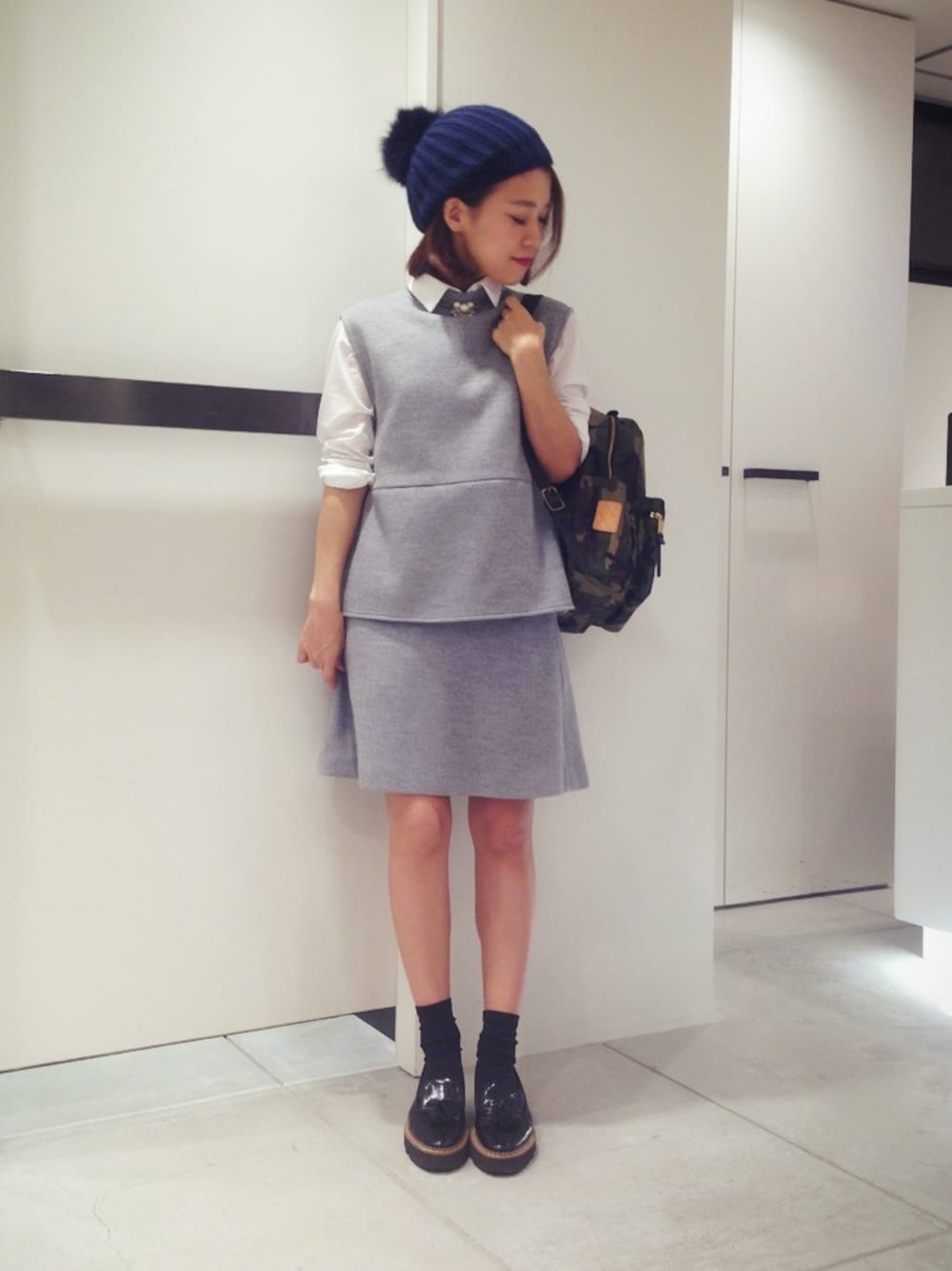 ブラック系のローファー、その他のバックパック/リュック、ホワイト系のシャツ/ブラウスを着用したレディースの秋コーディネートの1枚目の写真