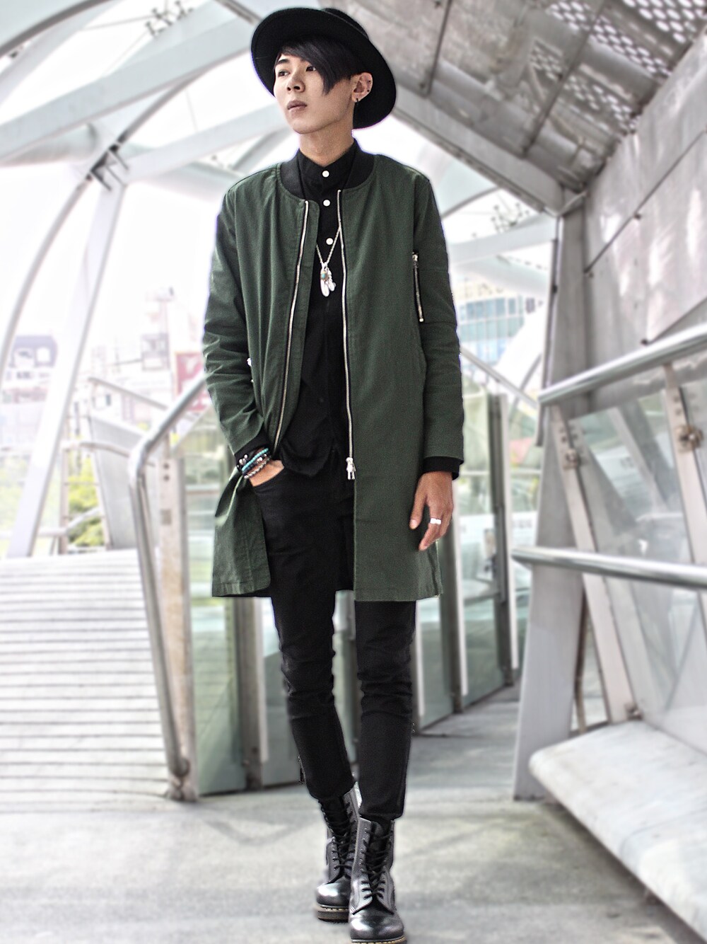 「Taiwan、TAIPEI、Dr.Martens」｜「5のアイテム（ジャケット/アウター、グリーン系）」を使った、ANTさん（メンズ・180cm）の秋コーディネートの1枚目の写真