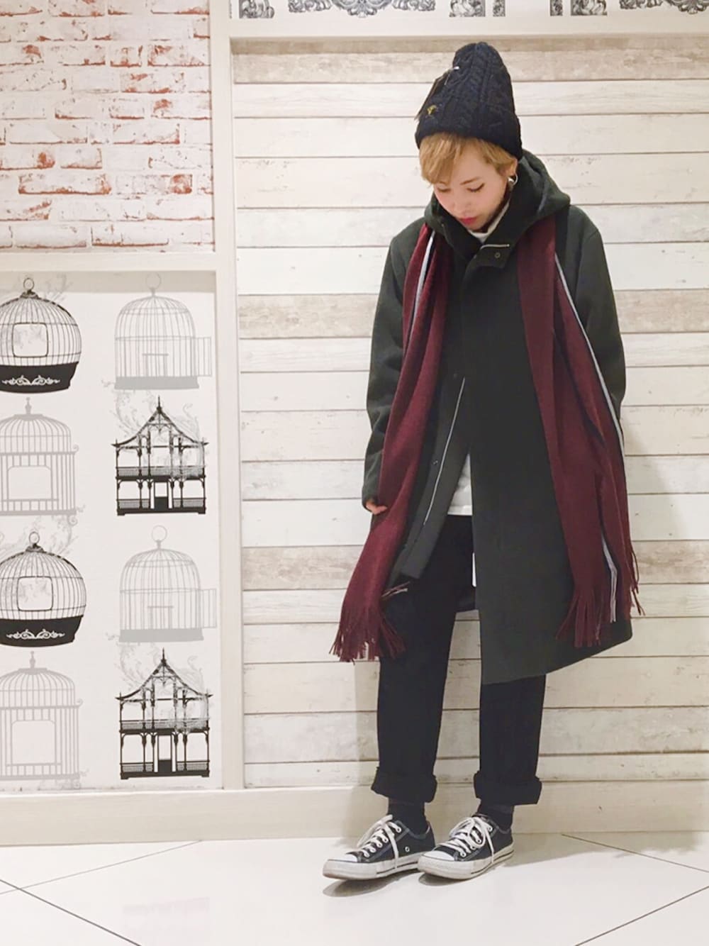 ホワイト系のTシャツ/カットソー、グリーン系のその他アウター、ブラック系のニットキャップ/ビーニーを着用したレディースの秋コーディネートの1枚目の写真