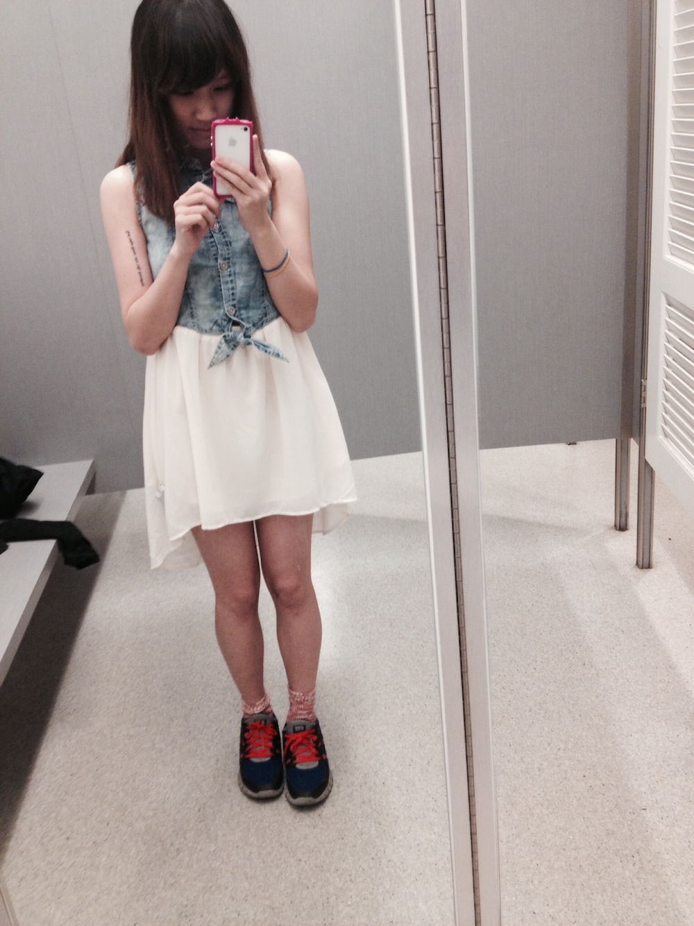 「NIKE、guess」｜「GuessのGuess dress（ワンピース、ブルー系）」を使った、Annさん（レディース・155cm）の夏コーディネートの1枚目の写真