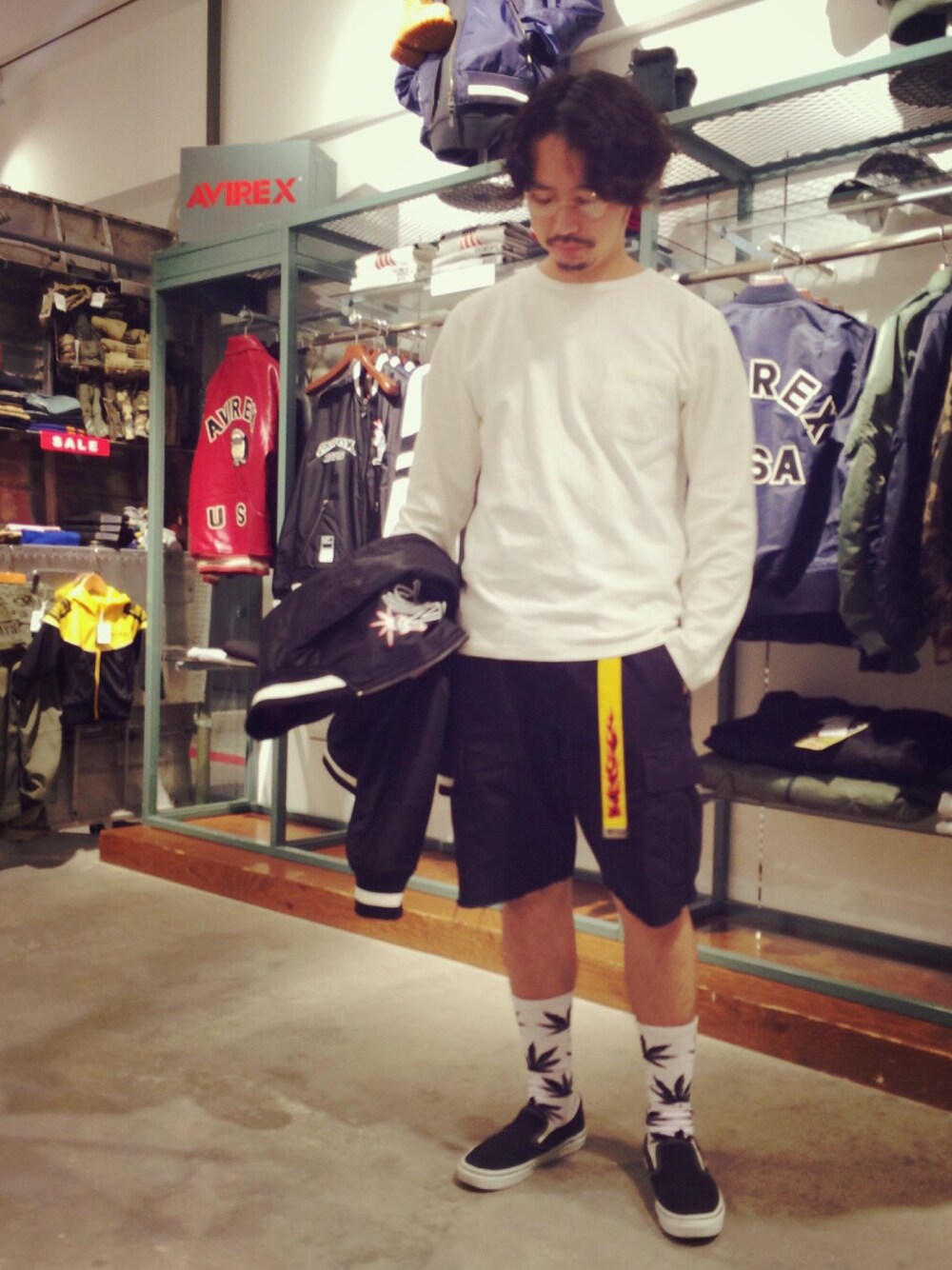 「スニーカー、ミリタリー、カジュアル、Tシャツ、ストリート、AVIREX、モノトーン、ハイソックス、ラフ、カーゴショーツ」｜「AVIREXのavirex/ アヴィレックス /  L/S HEAVY WEIGHT TIGHTLY CREW NECK T-SHIRT/ ヘヴィーウェイト　タイトリー　クルーネック　Tシャツ　（Tシャツ/カットソー、ホワイト系）」を使った、AVIREX HIDEO.Yさん（メンズ・168cm）の夏コーディネートの1枚目の写真