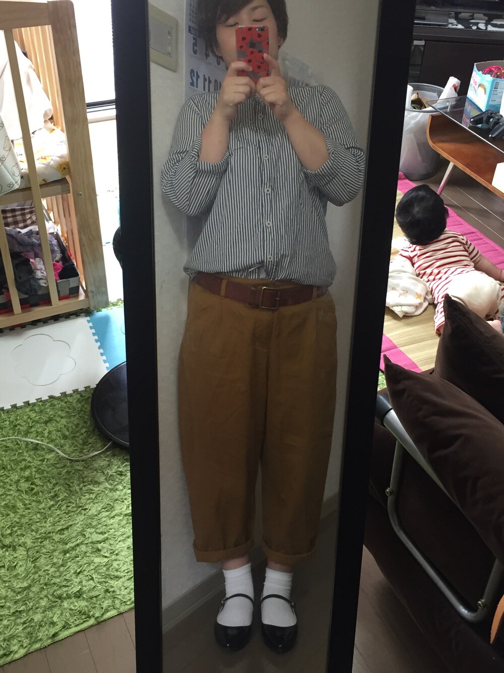 その他のシャツ/ブラウス、イエロー系のその他パンツ、ブラック系のパンプスを着用したレディースの秋コーディネートの1枚目の写真