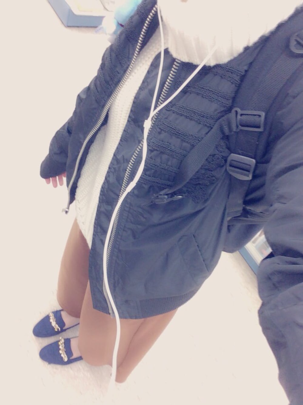 「ワイドパンツ、ボリュームネックニット、MA-1、フラットシューズ、ビジュー付きシューズ、黒リュック、ヤックパック」｜「ENVYMのアイテム（ブルゾン、ブラック系）」を使った、amitaさん（レディース・156cm）の冬コーディネートの1枚目の写真