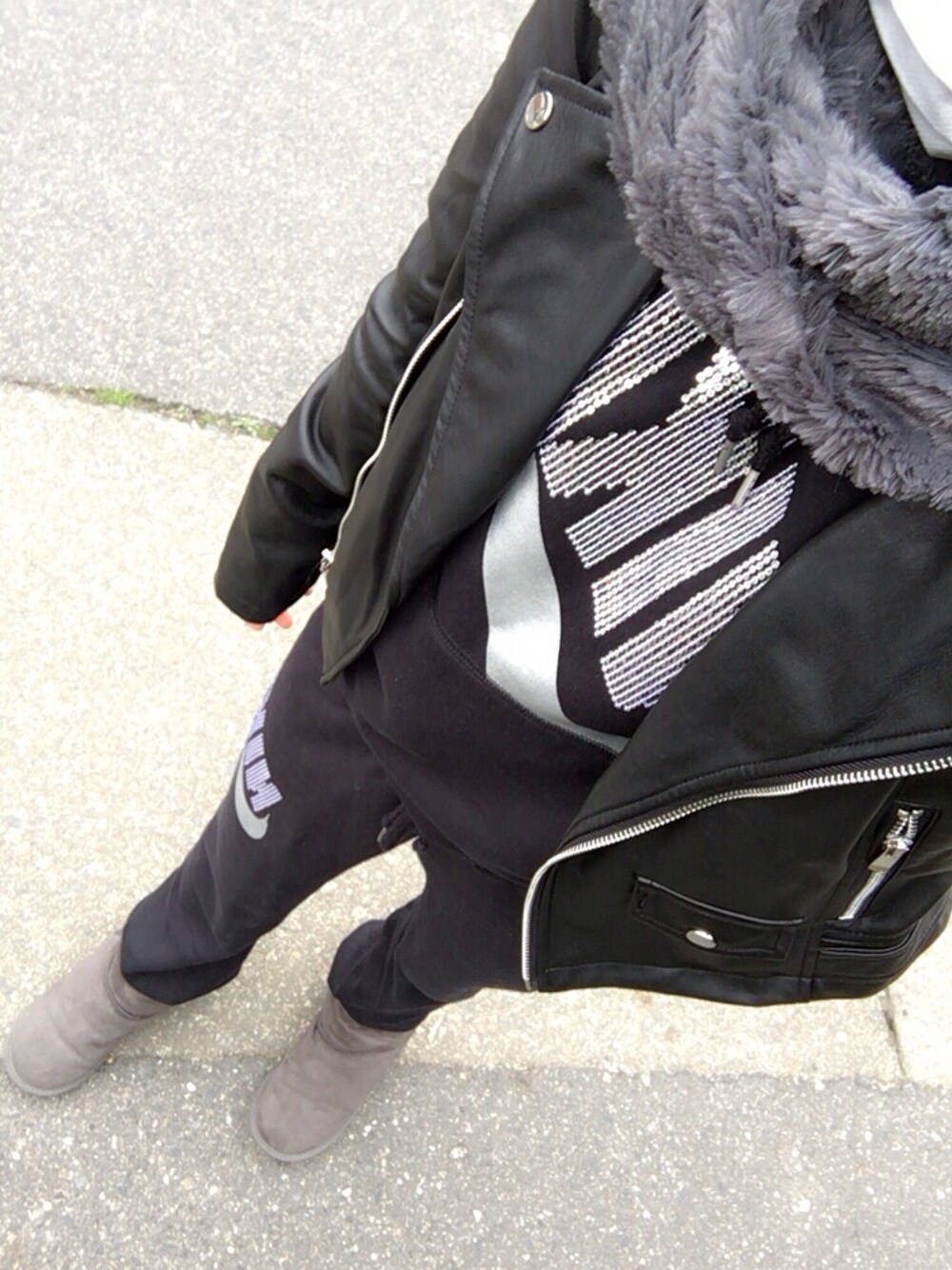 「ライダース、ZARA、黒、スウェット、セットアップ、NIKE、ムートンブーツ、スヌード、冬」｜「NIKEのアイテム（パーカー、ブラック系）」を使った、amitaさん（レディース・156cm）の冬コーディネートの1枚目の写真