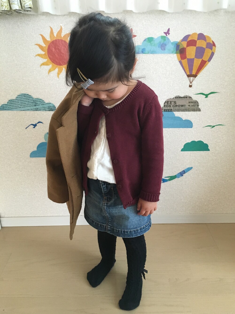 「デニムスカート、キッズコーデ、ニット」｜「OLD NAVYのアイテム（カーディガン/ボレロ、レッド系）」を使った、marokoさん（キッズ・90cm）の冬コーディネートの1枚目の写真