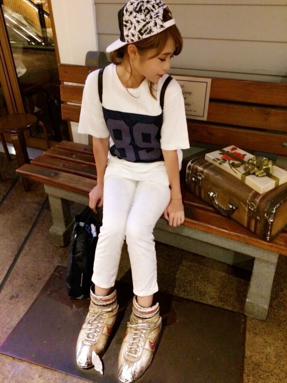 「ユニバ、white、OFF STYLE、osaka、share、happy」｜「LAGUNAMOONのNumberメッシュTシャツ（Tシャツ/カットソー、ホワイト系）」を使った、haruka.Mさん（レディース・155cm）の秋コーディネートの1枚目の写真