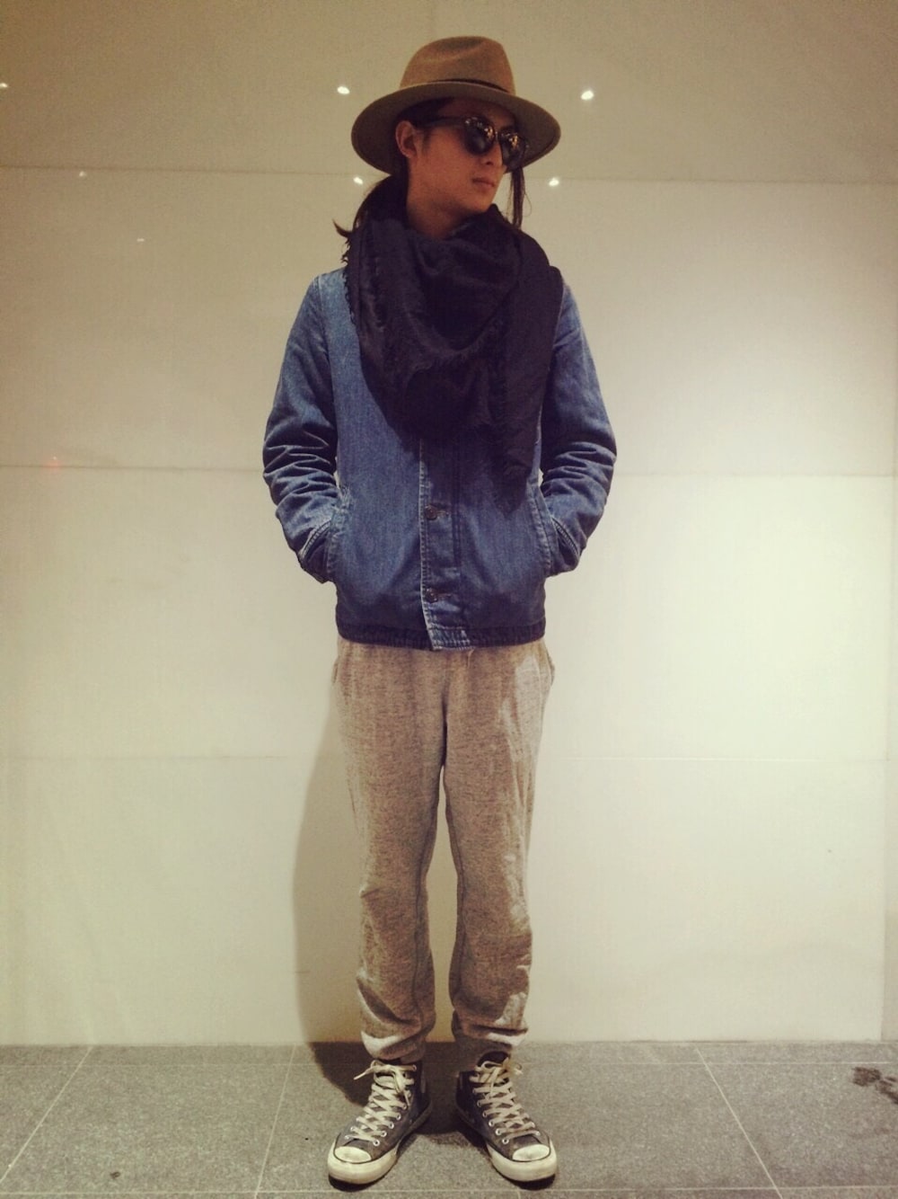 「hat、ツバ広ハット、ハイカットスニーカー、デニムジャケット、コンバース オールスター、マフラーぐるぐる、ロン毛、グレーのスウェットパンツ」｜「BLUE BLUEのアイテム（その他アウター、ブルー系）」を使った、レヨ、さん（メンズ・175cm）の冬コーディネートの1枚目の写真