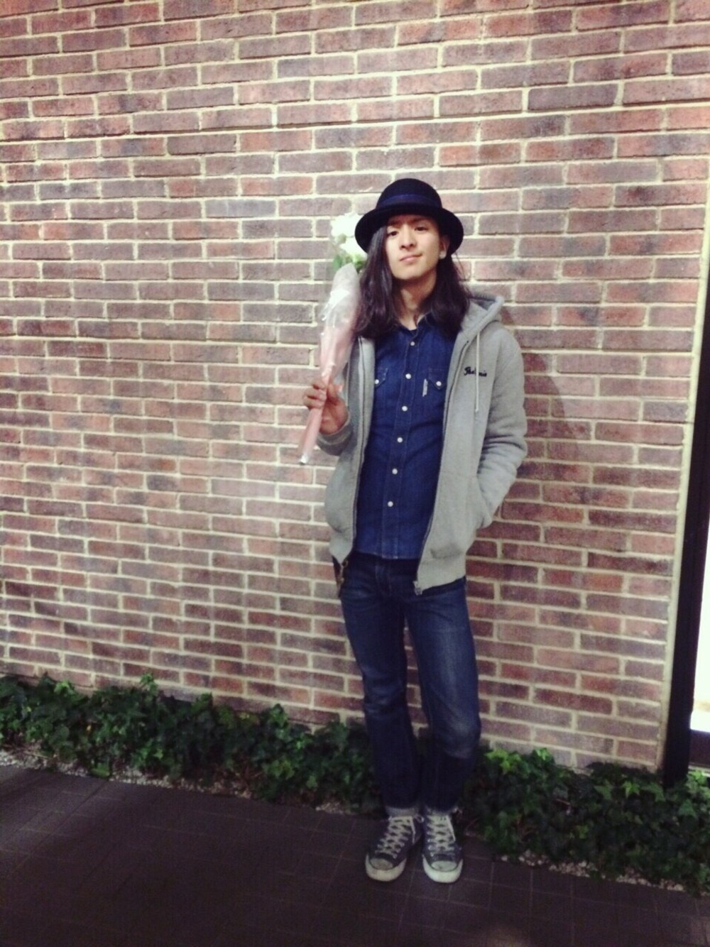 「デニムシャツ、デニム×デニム、インディゴデニム、hat、花、ロン毛」｜「BLUE BLUEのアイテム（シャツ/ブラウス、ブルー系）」を使った、レヨ、さん（メンズ・175cm）の冬コーディネートの1枚目の写真