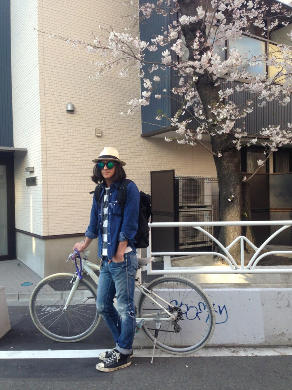 「デニムシャツ、ボーダー、自転車スタイル、サングラス、ハット、バックパック、ピクニック」｜「BLUE BLUEの桜さく（シャツ/ブラウス、ブルー系）」を使った、レヨ、さん（メンズ・175cm）の春コーディネートの1枚目の写真