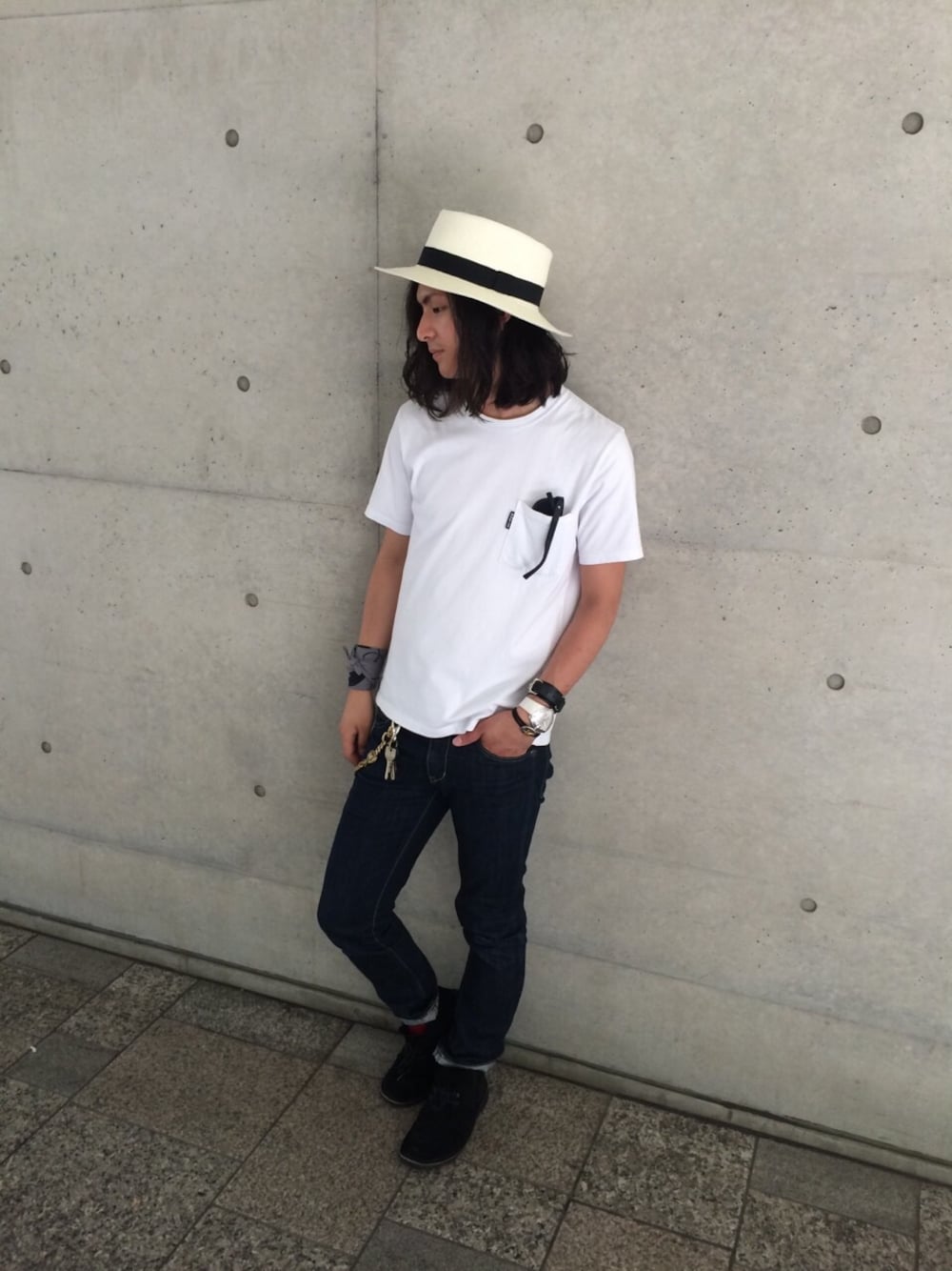 「ツバ広ハット、カンカン帽、白Tシャツ、デニム、ロールアップ、ロン毛、バンダナ、ポケットＴシャツ、赤ソックス」｜「polcadotのアイテム（サングラス、ブラック系）」を使った、レヨ、さん（メンズ・175cm）の夏コーディネートの1枚目の写真