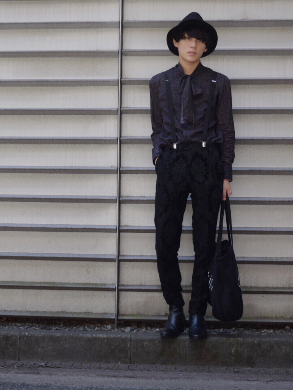 レッド系のシャツ/ブラウス、ブラック系のスラックス、ブラック系のトートバッグを着用したメンズの夏コーディネートの1枚目の写真