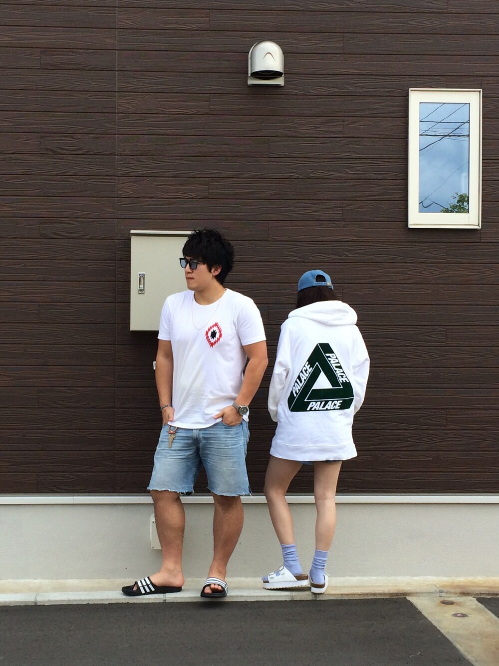 「サンダル、休日スタイル、夏、ootd、adidas、palace、TASTYBLUE、楽チンコーデ、カップル」｜「tastyblueのアイテム（Tシャツ/カットソー、ホワイト系）」を使った、tsukatsukajiさん（メンズ・174cm）の夏コーディネートの1枚目の写真