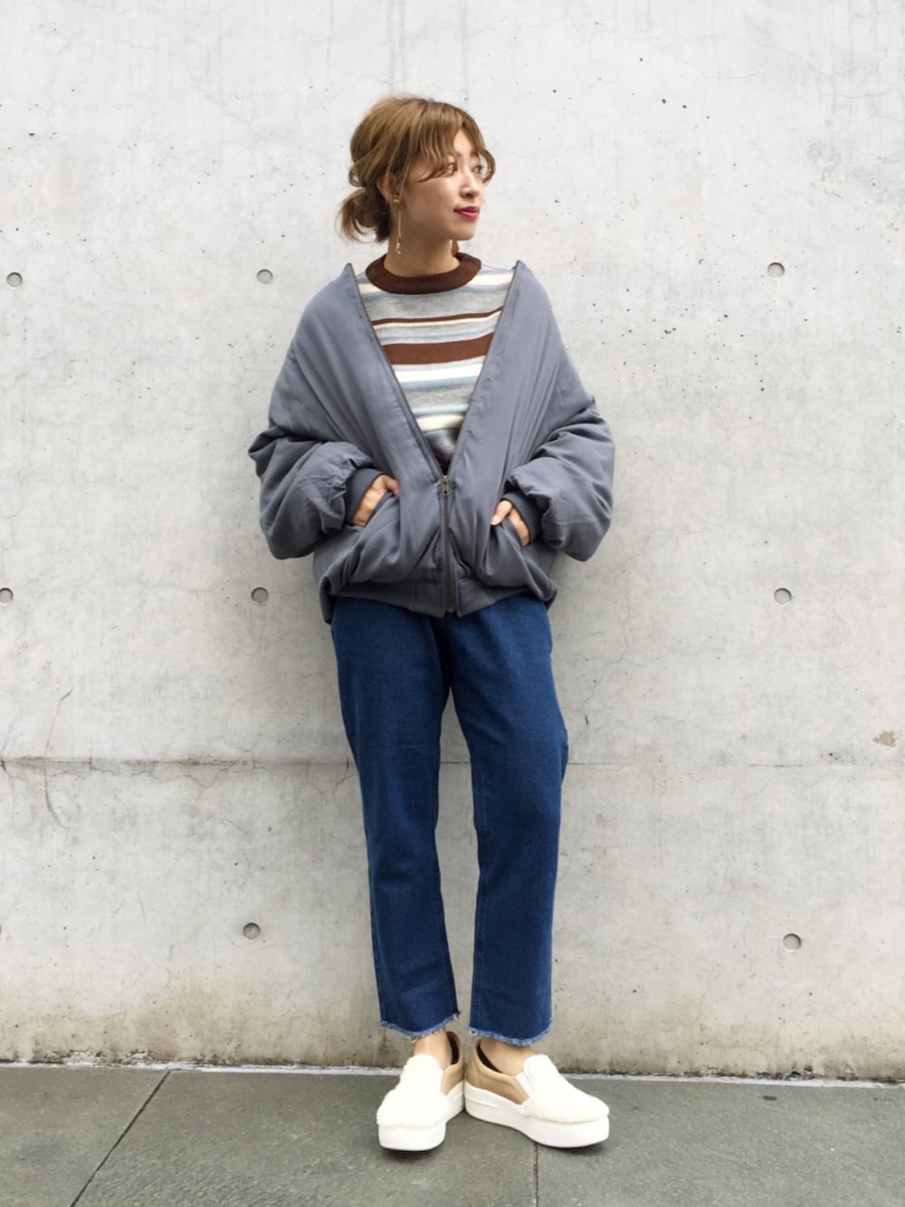 「秋冬コーデ、スニーカー、デニムパンツ、カジュアル、MA-1、ボーダー、ボーダーニット、Kastane、kastane名古屋」｜「KastaneのフェイクダウンビックMA-1（MA-1、ブルー系）」を使った、Yoshida Aoiさん（レディース・155cm）の秋コーディネートの1枚目の写真