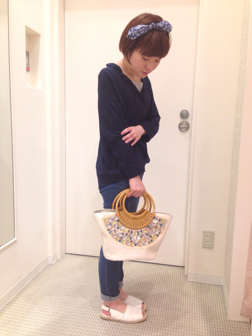 ブルー系のシャツ/ブラウス、ベージュ系のかごバッグ、ブルー系のその他パンツを着用したレディースの春コーディネートの1枚目の写真