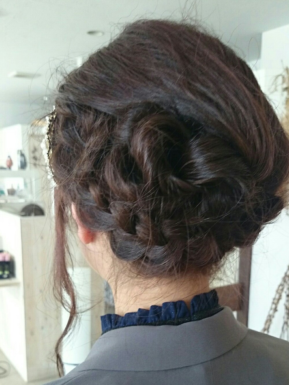 「結婚式、ヘアアレンジ、編み込みヘア、複雑過ぎてすごすぎて\((๑ت๑)/、進藤さんいつもありがとん(๑ت๑)♡、あたしの好みをよぉーく知っている美容師さん♡、お世話になって早９年(๑ت๑)♡」｜「PAGEBOYのアイテム（チェスターコート、グレー系）」を使った、ちたろさん（レディース・156cm）の春コーディネートの1枚目の写真